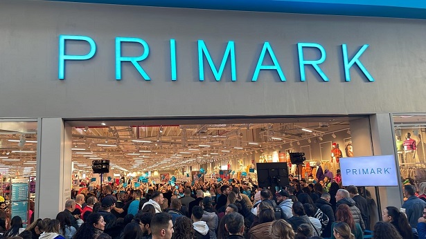 Primark, lunghe file al Centro Commerciale Campania