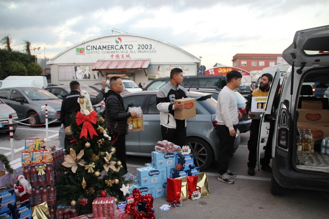 Cinamercato: doni alla mensa di Suor Clara di Gianturco