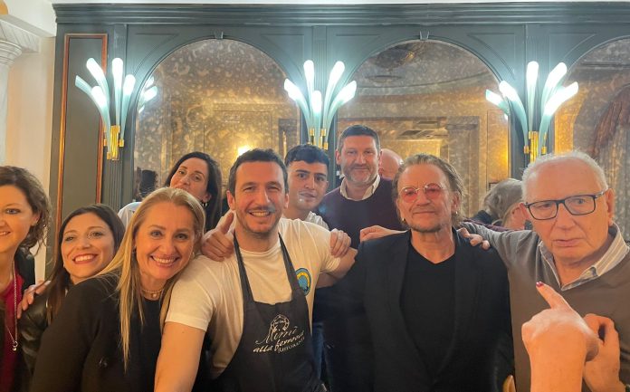 Bono Vox festeggia il suo 63esimo compleanno da Mimì alla Ferrovia