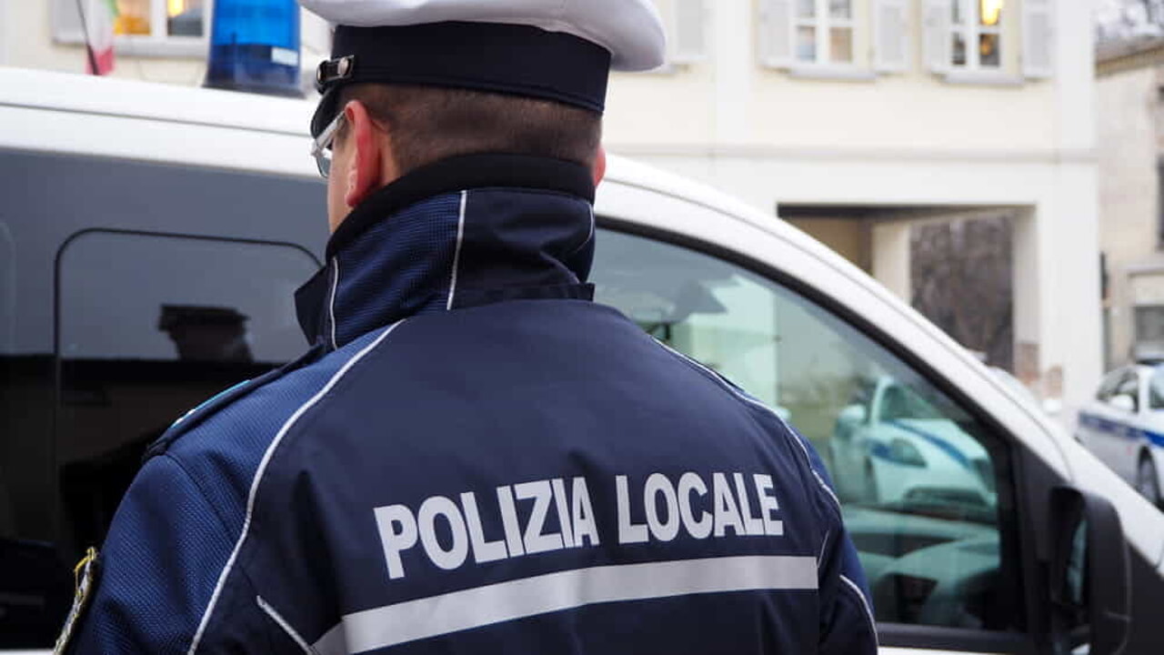 Via Marina, picchia turista per rubargli il telefono: tunisino bloccato dalla folla e arrestato