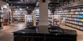 La nuova Feltrinelli di piazza dei Martiri a Napoli