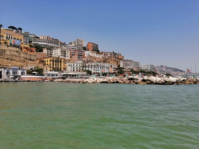 Napoli: l'acqua nel golfo è verde per le alte temperature