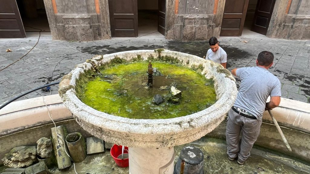 Palazzo Reale di Napoli, restaurata la fontana ovale nel Cortile delle Carrozze