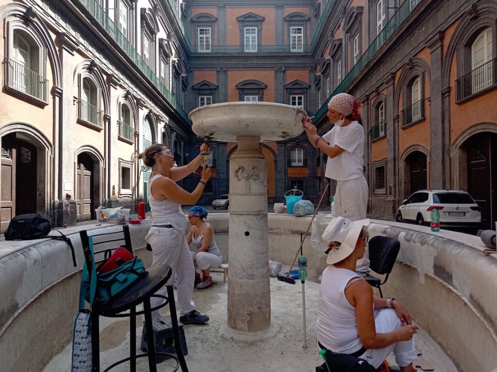 Palazzo Reale di Napoli, restaurata la fontana ovale nel Cortile delle Carrozze