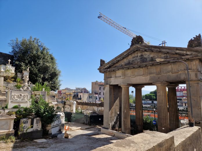 Il vergognoso degrado del Cimitero di Poggioreale