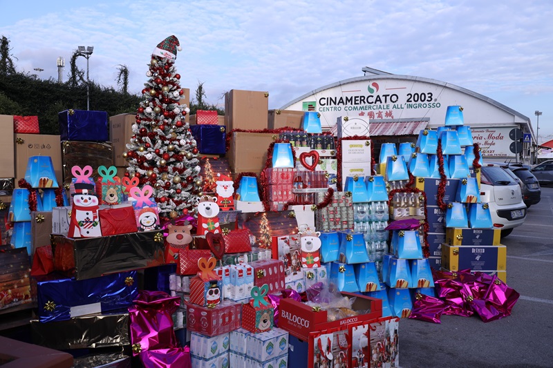 Un Natale di solidarietà a Gianturco, i commercianti di Cinamercato per la mensa dei poveri di Suor Clara