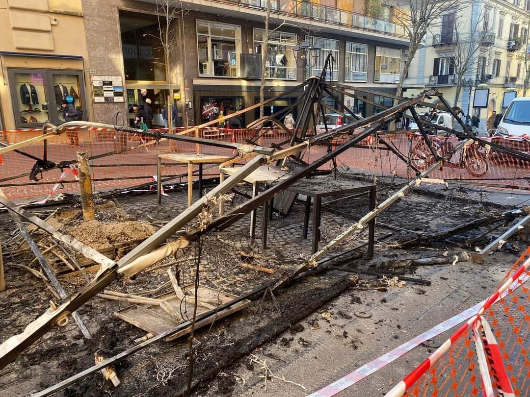 Vomero, a fuoco gazebo pizzeria: c'è un fermo