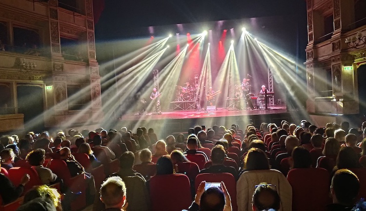 Estro Genesis Tribute Band in scena al Teatro Cilea con l’album 