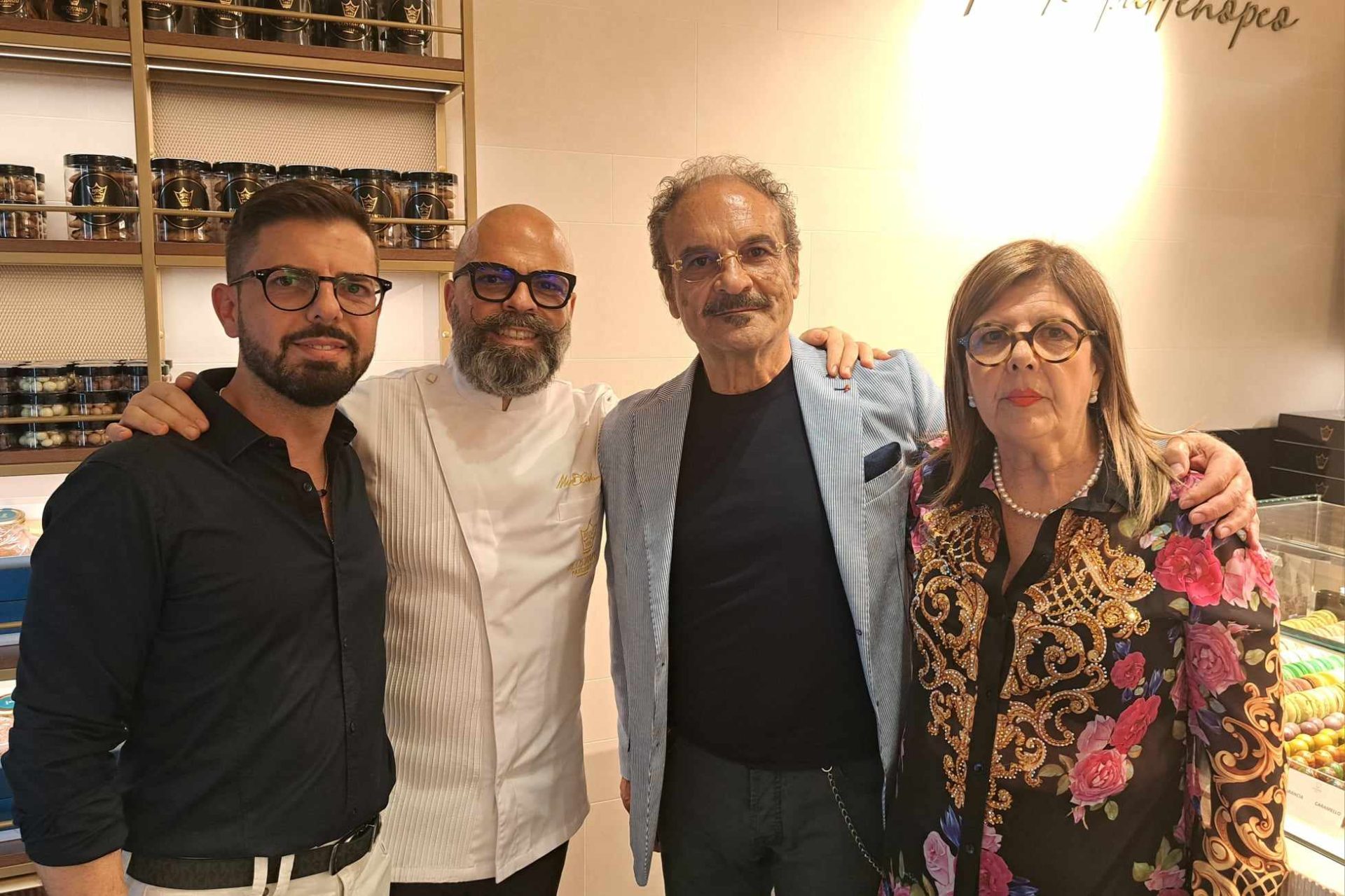 Folla delle grandi occasioni in piazza Cavour per la Pâtisserie Di Costanzo