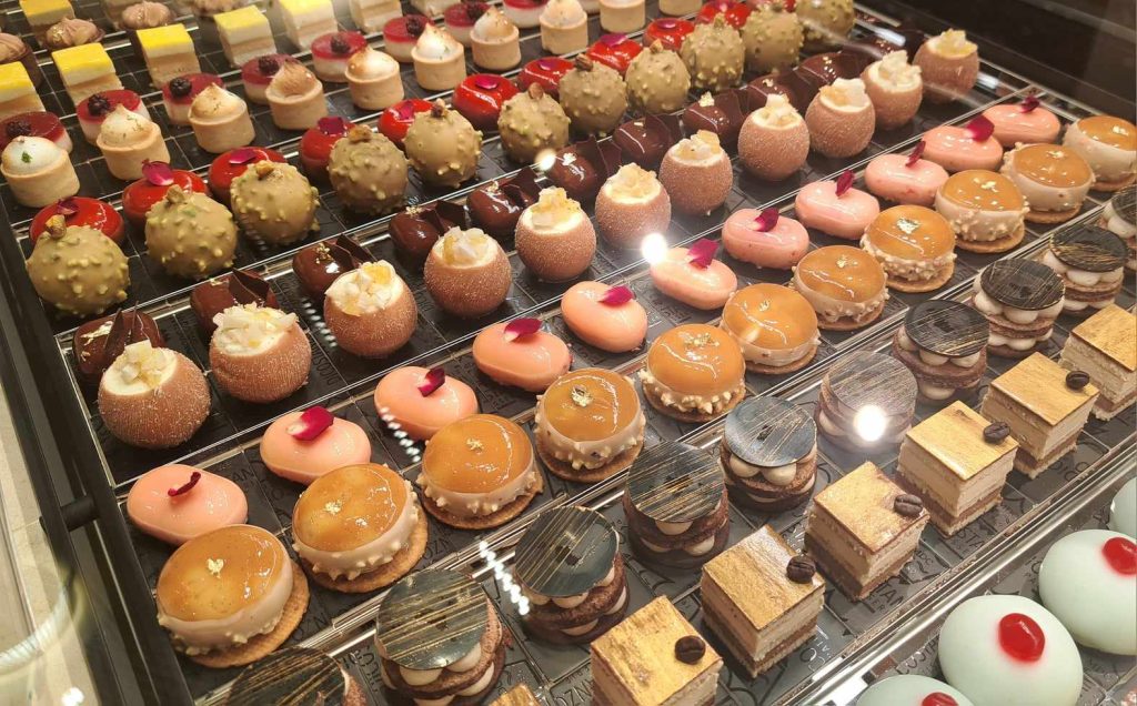 Folla delle grandi occasioni in piazza Cavour per la Pâtisserie Di Costanzo