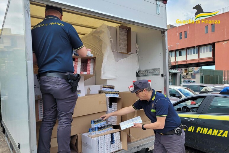 Sigarette di contrabbando, sequestro tra Napoli e Caserta