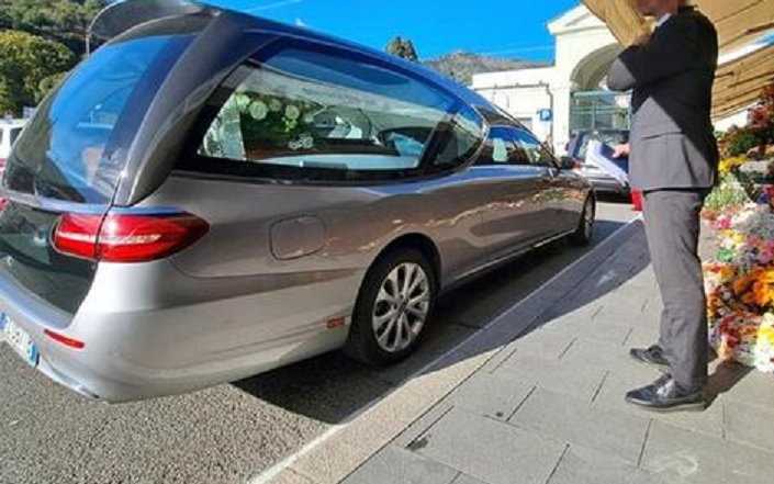 Pozzuoli, rubano carro funebre poco prima del funerale