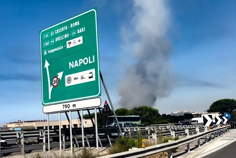Barra, incendio nell'ex campo rom: fumo su case