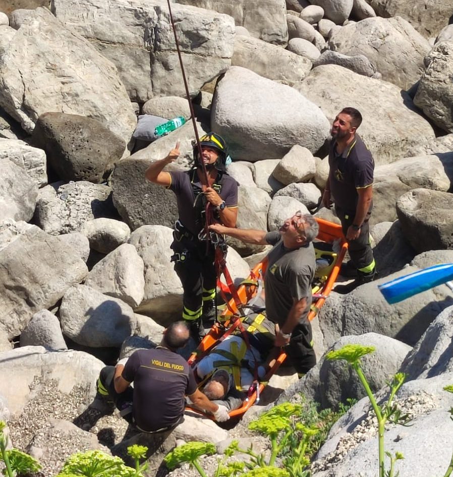 Pozzuoli, soccorso un anziano caduto tra gli scogli in Via Napoli