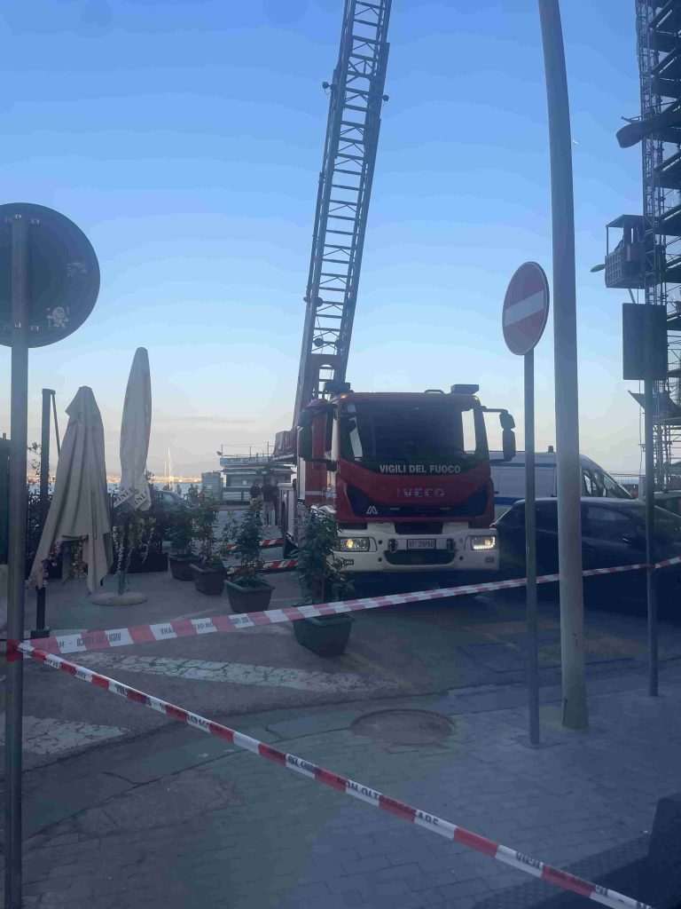 Napoli, pericolo di crollo e chiude “In Arte Vesuvio” sul lungomare partenopeo