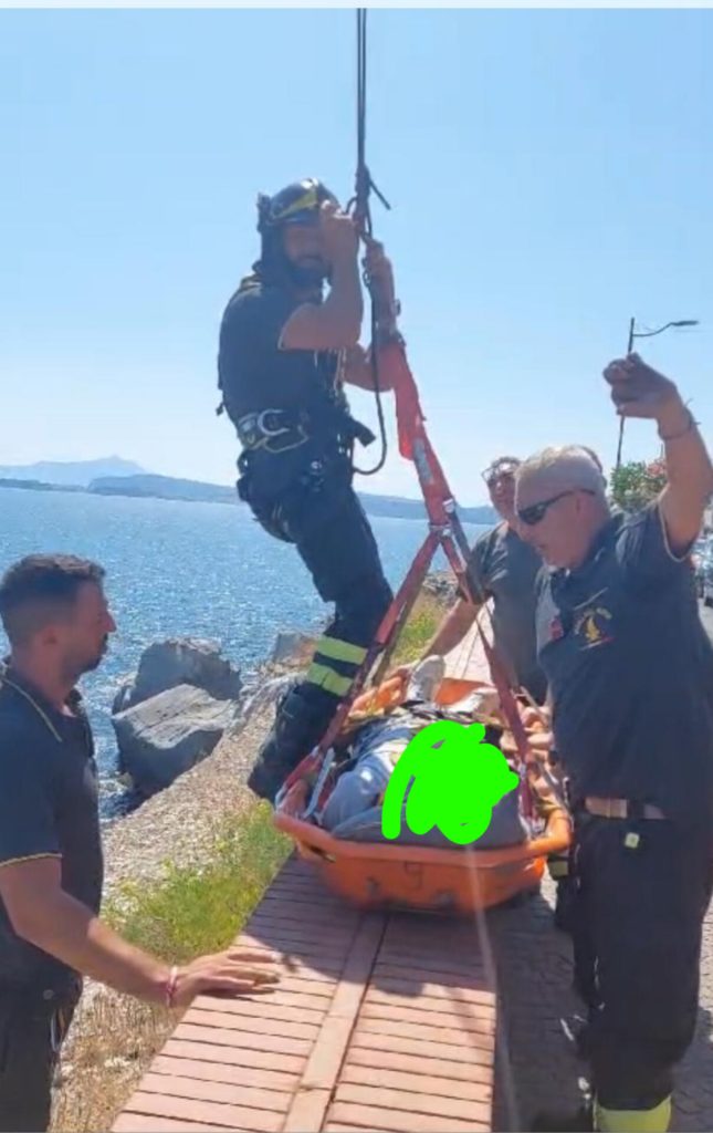 Pozzuoli, soccorso un anziano caduto tra gli scogli in Via Napoli