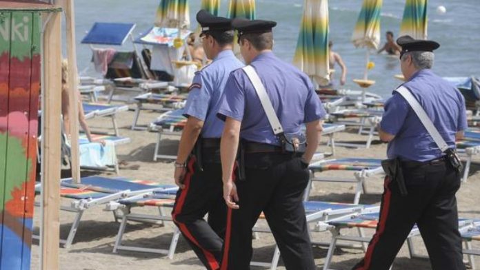 Torre Annunziata, sparatoria nel lido per sguardo di sfida