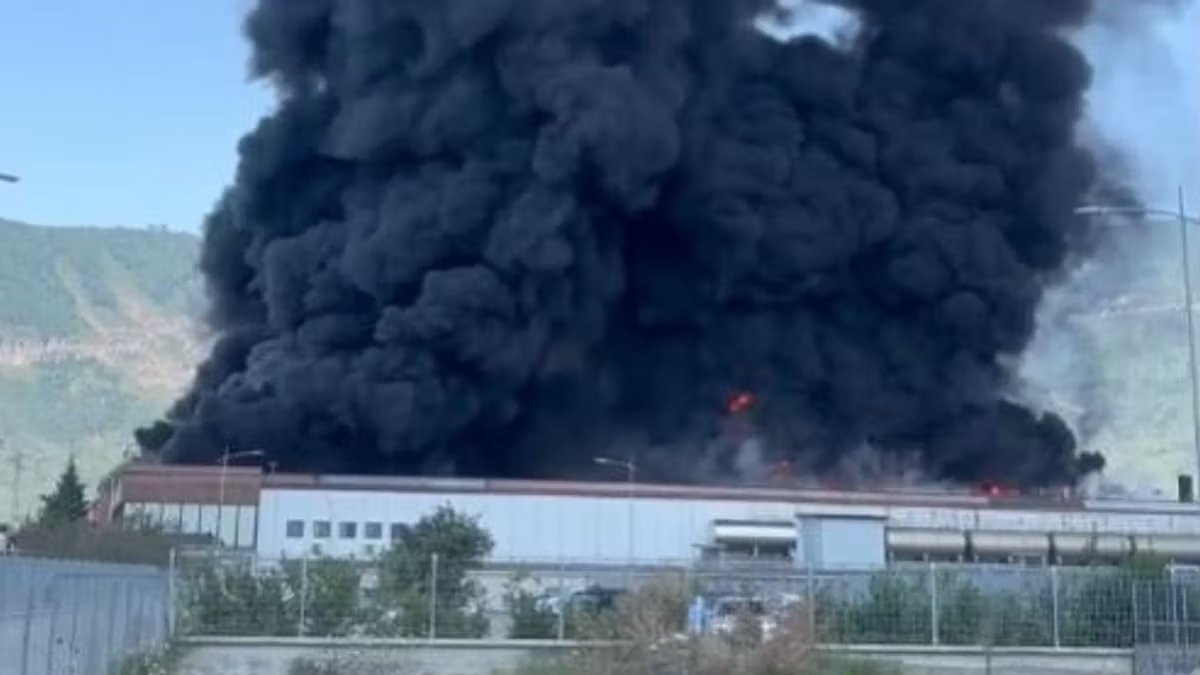 Vasto incendio a Striano: in fiamme industria dolciaria