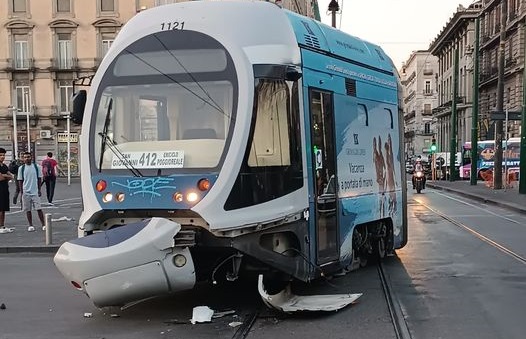 Piazza Garibaldi, terribile scontro all'alba: tram distrutto