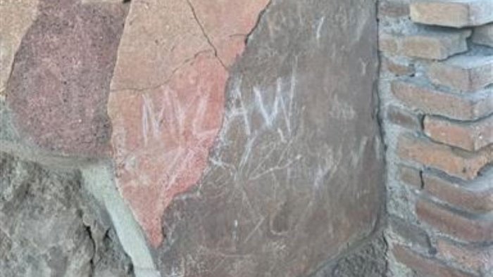 Pompei, sfregia parete della Casa delle Vestali: denunciato turista inglese