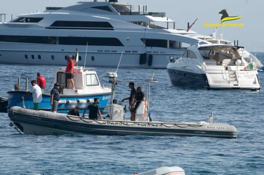 Capri, sequestrati boe e gavitelli abusivi: 3 denunce