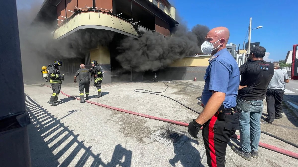 Pomigliano d'Arco, incendio in un'abitazione: 3 intossicati