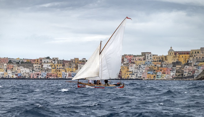 Procida in festa, in sessanta sfidano il vento per la prima edizione della Vela Cup 2024