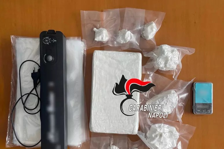 Cocaina pronta per taglio in casa, 58enne arrestato a Napoli