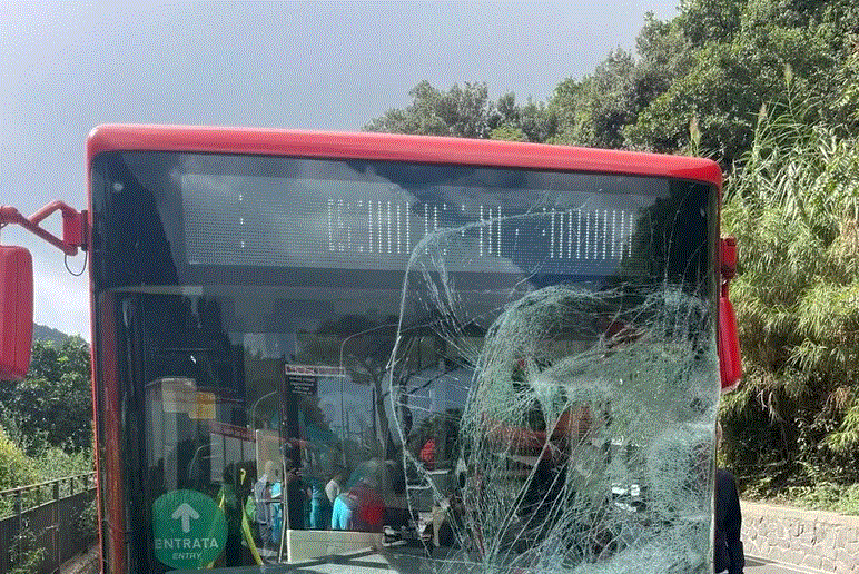 Ischia, scontro furgone-bus di linea: 6 feriti