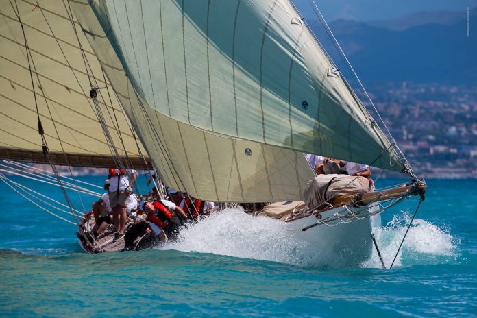 Procida Vela Cup 2024: sabato in ottanta alla veleggiata per la "Barcolana" dell'isola di Arturo VELA CUP La manifestazione inserita nel circuito VELA Cup, organizzato dal Giornale della Vela, che ogni anno porta in acqua centinaia di barche. La formula è sempre la stessa: una competizione velica tra barche di ogni dimensione e foggia, senza limitazioni d’età, senza burocrazia né complicazioni tecniche, con classifiche stilate in base alla lunghezza. Procida è il penultimo appuntamento della VELA Cup 2024, dopo le tappe di Chiavari, Costa degli Etruschi, Brindisi, Cala dei Sardi in Costa Smeralda, prima di chiudere con Capo d'Orlando, in Sicilia, il 7-8 ottobre. IL PROGRAMMA L’apertura ufficiale è fissata per le ore 15:00 di venerdì 27 settembre da parte del sindaco Raffaele Ambrosino, con un saluto ai partecipanti nella splendida cornice del Marina di Procida. Alle 18:30, cocktail di benvenuto e consegna del Premio Passione Mare, destinato all’Autore che con la sua opera ha meglio diffuso la cultura del mare e i suoi valori. Quest’anno il vincitore, scelto dalla giuria del Premio letterario Procida-Isola di Arturo-Elsa Morante, è Davide Besana, fumettista tra gli autori di mare più letti e apprezzati, per il suo progetto Sail The Children, grazie a cui centinaia di ragazzi ogni anno possono scoprire il fascino della navigazione a vela. Sabato la partenza della regata, della veleggiata e del raduno delle barche classiche a motore, prevista per le ore 11. Più di 80 le barche sulla linea di partenza: un record per la stagione velica del nostro Golfo che non sorprende il Contrammiraglio Maurizio Trogu, Delegato regionale Lega Navale Italiana, che patrocina l'evento, in rappresentanza del Presidente, Ammiraglio Donato Marzano: "Abbiamo creduto subito nella Procida Vela Cup, perché ben esprime alcuni valori fondanti della Lega Navale Italiana, a cominciare dal primo: l'Accoglienza. Alla LNI sono tutti benvenuti, proprio come alla Vela Cup" le sue parole. Domenica 29 la festa del patrono di Procida San Michele. LA VELEGGIATA Alla Procida Vela Cup possono partecipare imbarcazioni di lunghezza compresa tra 6 e 19 metri. Tra gli iscritti in classe Regata Cavallo Pazzo II l’X35 dell’Armatore Enrico Danielli portacolori del Circeo Yacht Vela Club. Il Nientemale sailing team, First 40 di Giuseppe Osci e Riccardo Calcagni (LNI Pozzuoli) vincitori del 53° Campionato invernale di Napoli, del Trofeo Vesuvio Race Orc Overall e vincitori del Trofeo Martinelli 2023. In classe Grancrociera Sly Fox Cube, l’imbarcazione degli armatori Roberto Fotticchia e Michele Gagliardi (Reale Yacht Club Canottieri Savoia) che ha vinto il Campionato Invernale di Vela d’altura del golfo di Napoli per due edizioni di seguito. IL PERCORSO Il percorso si sviluppa interamente all'interno dell'Area Marina Protetta del Regno di Nettuno. Partenza alle 11.00 dal Porto di Procida poi rotta verso Terra Murata, Marina Corricella, Chiaia, Punta Solchiaro, Marina Chiaiolella, Vivara, verso il ritorno al Porto. L’arrivo è previsto entro le ore 16:00, con la premiazione programmata per le 18:00, seguita dalla festa della Regata Solidale promossa da Blue Dream Charter per chi non possiede un’imbarcazione. I fondi raccolti dal founder Antonio Scotto di Perta serviranno per sostenere i progetti di perforazione dei pozzi in Uganda. TRADIZIONE Il Golfo di Napoli ospiterà un raduno di barche d’epoca e classiche a motore, organizzato dall’ASDEC (Associazione Scafi D’epoca e Classici) per marchi storici come Baglietto, Riva, Bertram e Cris Craft, che saranno esposti in banchina. Allo stesso modo l’antico Cantiere del Legno Aprea, attivo dal 1760 metterà a disposizione per una prova il G-10, il gozzo Aprea Spirit of tradition con motorizzazione ibrida, esempio perfetto di innovazione e tradizione.