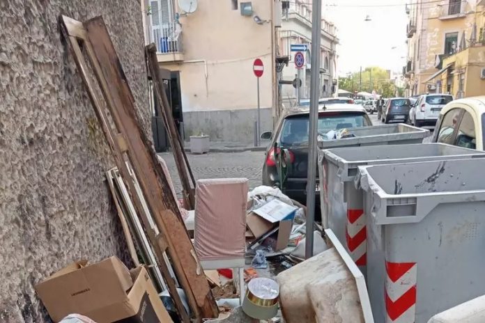 Napoli, discarica a cielo aperto vicino scuola materna