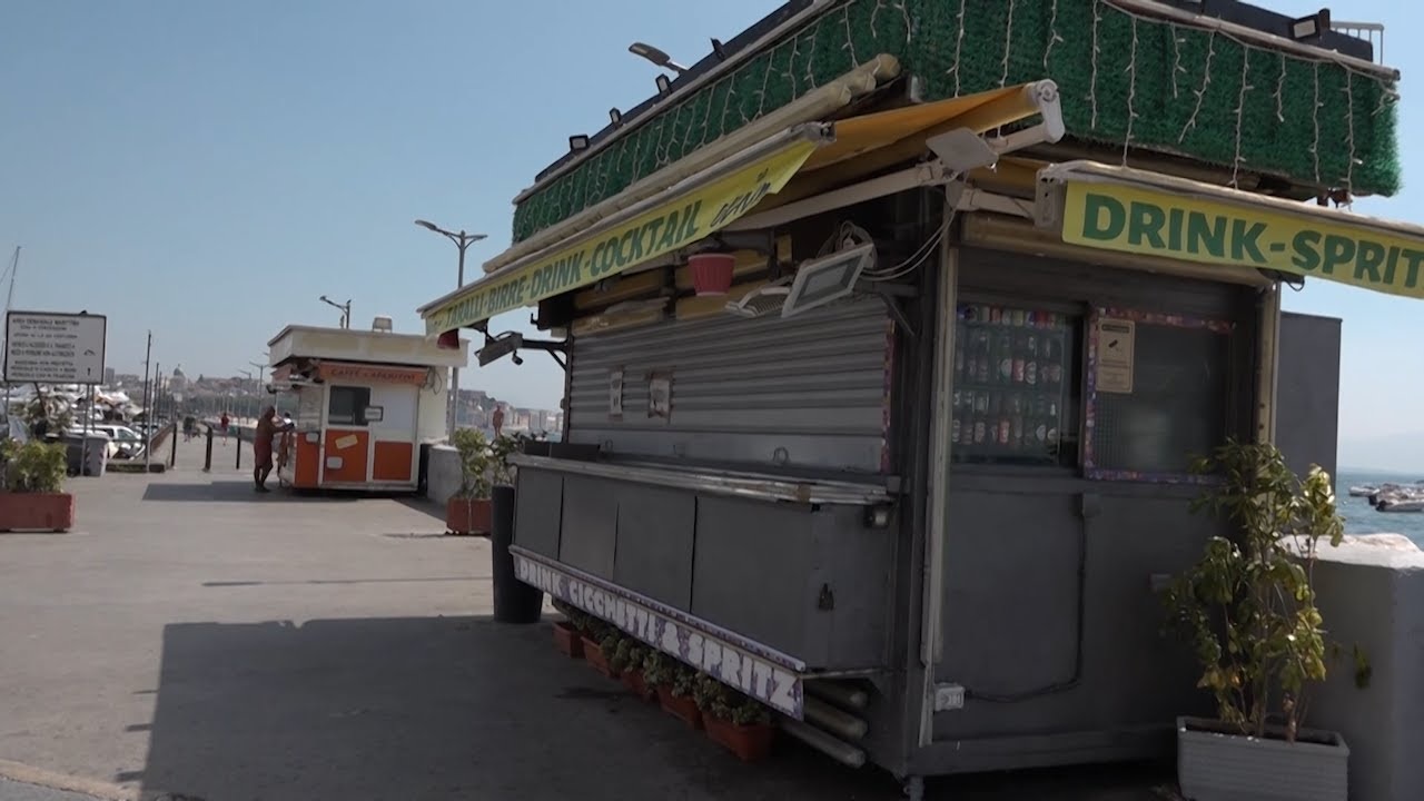 Lungomare di Napoli, confronto su chioschi chiusi