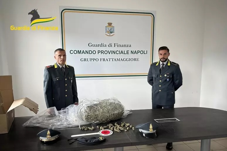 Pozzuoli in auto con 5 chili di marijuana: arrestato