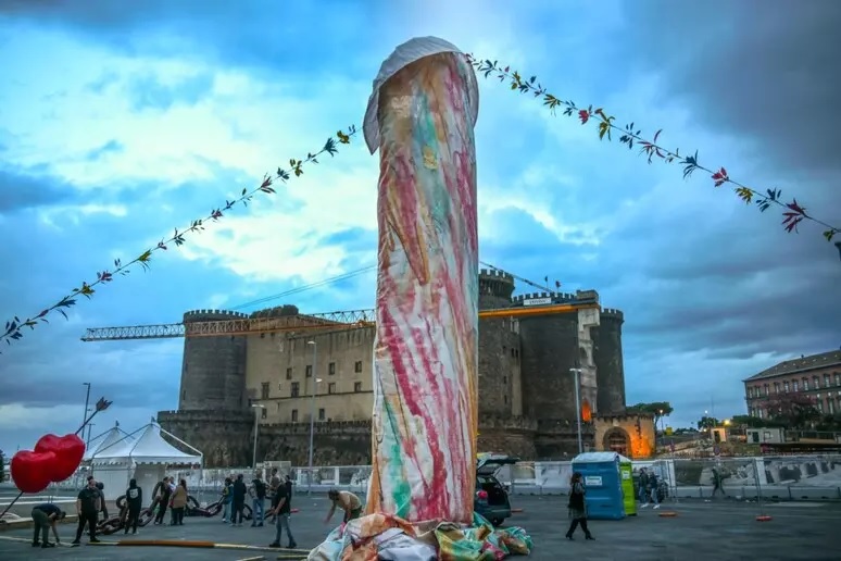 Piazza Municipio, nuova installazione scatena ironia social