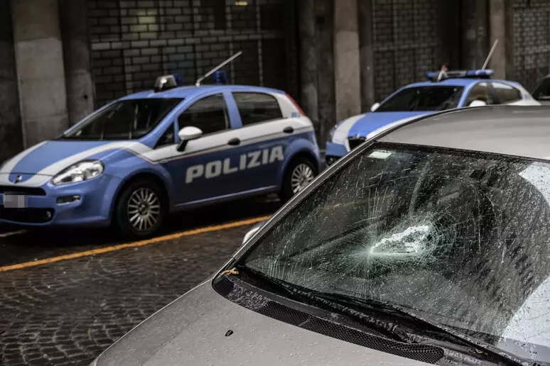 Napoli, clochard prende a sassate auto in sosta