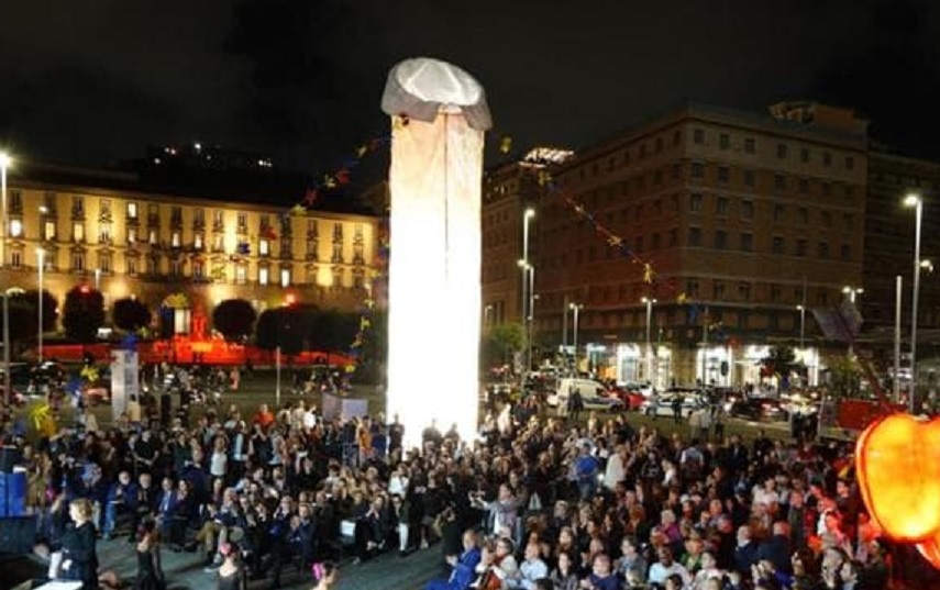 Piazza Municipio, inaugurata statua Pulcinella di Pesce