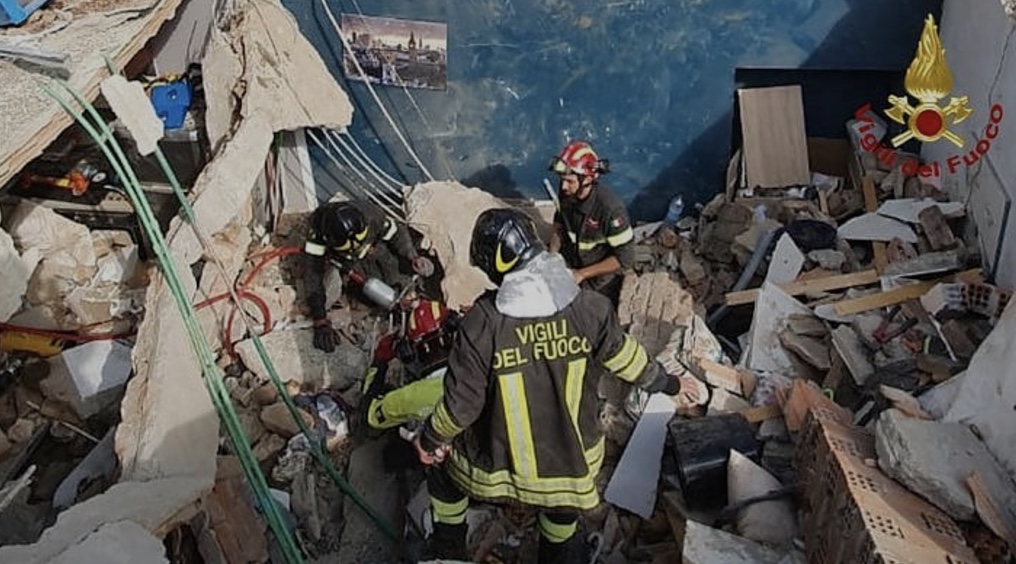 San Castrese, crollo di una palazzina: salvati 2 uomini