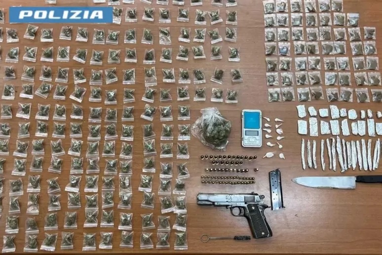 Blitz a Secondigliano, donna lancia borse con droga e armi dalla finestra