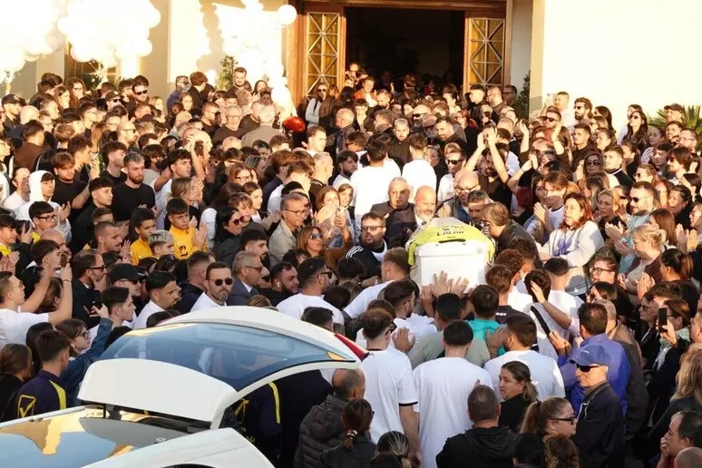 Ucciso a 19 anni, chiesa gremita per i funerali di Santo Romano a Casoria