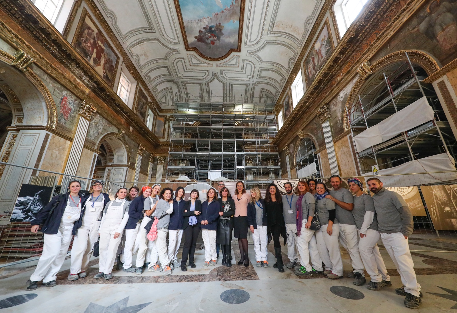 Restauri al Palazzo Reale di Napoli:dopo 100 giorni torna a splendere lo Scalone d’Onore

WhatsApp Image 2024-11-28 at 13.43.26.jpeg

 “Working Class”, una mostra in 15 foto

che rappresentano il lavoro dei restauratori nella Cappella Reale

Napoli, 28 novembre 2024 - Per un cantiere che si chiude un altro apre a Palazzo Reale.  Si sono appena conclusi in cento giorni i lavori di restauro, pulizia e lucidatura dello Scalone d’Onore e si lavora alla messa in sicurezza della Cappella Reale al quale seguirà un minuzioso restauro.

“Un altro tassello si aggiunge all’immensa mappa di lavori che si svolgono quotidianamente all’interno del Palazzo Reale - dichiara Paola Ricciardi, dirigente delegato dal Direttore generale Musei, prof. Massimo Osanna -  Oggi, nello stesso momento possiamo osservare i risultati di un restauro concluso e  i lavori di un cantiere  aperto  con il quale rendiamo partecipi i visitatori del duro lavoro che viene svolto da restauratori, alle volte molto impegnativo che si trasforma in arte attraverso una piccola mostra fotografica”.

prima 1.png   dopo 1.jpg
Lo Scalone fu definito nel 1729 da Montesquieu “le plus beau escalier d’Europe”, ma quando il celebre filosofo ebbe modo di ammirarlo l’opera era costruita da Francesco Antonio Picchiatti tra il 1651 e il 1666 in pietra di piperno. In realtà quello che vediamo oggi fu progettato ex novo in marmo da Gaetano Genovese nel restauro generale dell’edificio risalente agli anni Quaranta del XIX secolo e rappresenta il simbolo del Palazzo Reale di Napoli.

Il tempo, gli incendi e gli agenti atmosferici avevano creato una serie di macchie che, grazie al lavoro di conservazione affidato al Consorzio CO.MA.BER, eseguito dalla ditta Officine Marmi Italia specializzata nel campo dei marmi e del restauro   e con la  direzione dei lavori affidata all’arch. Stefano Gei, sono state attenuate restituendo al marmo di Carrara la sua originale luminosità.

prima-2.jpg  dopo2.jpg

Dopo un’approfondita fase di ricerca sono stati identificati i prodotti più idonei per trattare la superficie degli scalini. Dopo aver effettuato una pulitura per rimuovere lo sporco e le impurità sono stati applicati sulle macchie più evidenti e a più riprese impacchi per 24 ore al fine di estrarre le ossidazioni. L’ultimo intervento è stato quello della lucidatura con l’applicazione di un protettivo per preservare le superfici e migliorare la resistenza all’umidità. Il cantiere è stato aperto il 16 giugno scorso e oggi, dopo cento giorni effettivi di lavoro, è stata restituita ai visitatori una visione luminosa e brillante dell’opera architettonica della reggia napoletana.

L’immenso Scalone ha un’estensione 750 mq di per un’altezza di 30 metri circa e conduce all’Appartamento Storico al piano nobile dove si trova anche la Cappella Reale nella quale stanno per concludersi i lavori di Somma Urgenza che ha riguardato le superfici decorate della Cappella Reale, danneggiate da infiltrazioni d’acqua nel corso degli anni.

Il coordinamento alla sicurezza di entrambi i lavori è stato affidato all'arch. Maria Vittoria Iazzetti.

Almerinda Padricelli, funzionario architetto di Palazzo Reale  e responsabile del progetto ricorda che “I due interventi sono finanziati dal Grande Progetto del MIC. Il primo restituisce la visione luminosa e candida dei marmi dello Scalone, mentre nel secondo intervento i lavori sono stati eseguiti per consolidare e mappare superfici preziose, ma hanno anche consentito di effettuare degli studi approfonditi e importanti per orientare la progettazione del futuro cantiere di completamento del restauro delle superfici, in modo da valorizzare al meglio le aree di intervento nella Cappella Reale”.

La messa in sicurezza effettuata con carattere di somma urgenza per cui sono stati impegnati 400mila euro precede, infatti, il restauro delle parti ammalorate della Cappella, che ha un capitolo di spesa di un milione di euro.

Prima dell’inizio del restauro vero e proprio si è pensato di allestire una piccola mostra fotografica "Working Class", un progetto fotografico nato da un’idea di Barbara Balbi, restauratrice ABAP, Almerinda Padricelli, responsabile del progetto e la  collaborazione dei restauratori e delle restauratrici di Tecnicon srl  coordinati da  Luigia Gambino e di Francesca Di Martino restauratrice di Palazzo Reale.

il team dei restaurti.jpg

Nelle 15 fotografie di Camillo Ripaldi, esposte su sei pannelli nel cantiere ancora attivo, sono rappresentati momenti di lavoro di alcuni dei 20, restauratrici e restauratori nei due mesi di lavoro svolto.

"La mostra sottolinea alcuni aspetti meno consueti del lavoro dei restauratori mettendo in evidenza quanto il restauro sia gravoso dal punto di vista fisico e al contempo stabilisca un legame strettissimo con la materia dell'opera d'arte. - racconta Barbara Balbi, direttrice dei lavori - L'occasione di un cantiere di grandi dimensioni, inoltre, fa riflettere sulla sicurezza dei lavoratori in un momento storico in cui il tema è ancora molto sentito: in questo senso la fotografia aiuta a guardare meglio e da più vicino".

cappella.jpg    PHOTO-2024-11-28-14-12-59.jpg
 La mostra, gratuita per i visitatori di Palazzo Reale, sarà aperta dal 28 novembre 2024 al 7 gennaio 2025.