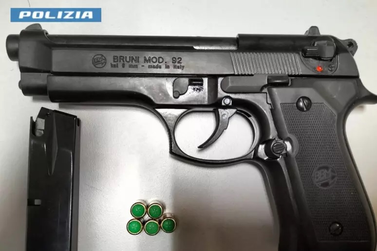 Quartiere Vasto, 19enne con pistola a salve in tasca