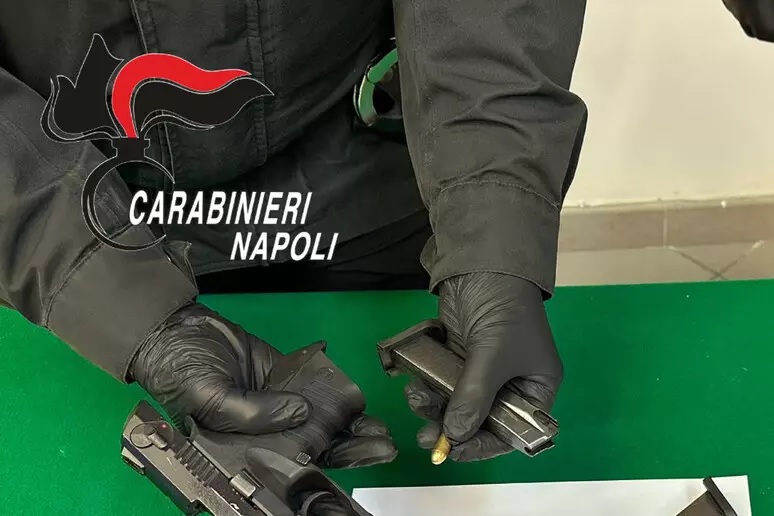 Castellammare di Stabia, tra la movida con pistola giocattolo pronta a sparare: arrestato 19enne