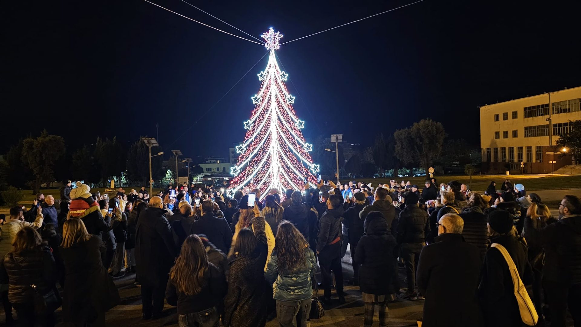 Con l’accensione del grande albero luminoso ha preso il via “Natale al Parco 2024”: tutti i week-end fino al 6 gennaio nell’ex base Nato di Bagnoli Il villaggio per i bambini, completamente gratuito, della Fondazione Campana Welfare Con l’accensione del grande albero luminoso, salutata dai sorrisi e gli applausi di bambini e genitori entusiasti, ha preso il via “Natale al Parco 2024”. Il villaggio per i fanciulli, completamente gratuito, allestito dalla Fondazione Campania Welfare, presieduta da Antonio Marciano, all’interno del Parco San Laise di Bagnoli, a Napoli. Per due giorni le strade dei quartieri Fuorigrotta e Bagnoli sono state animate dalla compagnia “La Mansarda Teatro Dell’Orco” e “Arcobaleno Animation”, dalle Bande di ACTM di Torre del Greco e dai percussionisti di “Pegaonda” che hanno annunciato l’inizio delle manifestazioni natalizie all’interno dell’ex base Nato. Sabato 7 dicembre, centinaia di famiglie hanno potuto assistere alla spettacolare accensione dell’albero luminoso per poi farsi coinvolgere dalle attrazioni allestite nella piazza entrale della cittadella flegrea. IL PROGRAMMA Il programma prevede animazione, giochi e food tutti i fine settimana (sabato dalle 17 alle 20 e domenica dalle 10 alle 13). “Arcobaleno Animation” propone truccabimbi, giochi, attività creative, tiro a segno, micromagie, e giochi con i palloncini. Si potrà partecipare ai laboratori dell’associazione “Il torchio”. 20 giochi di legno autoprodotti (lancio, strategia, precisione, cooperazione e rompicapo), sono resi disponibili da “Ludobus” di Progetto UOMO. Anche il Ludobus ORA si alterna con tante attrazioni e giochi. Molto applaudito lo spettacolo dell’Elfo Mangiafuoco che incanta grandi e piccini.. Infine l’atteso teatrino di “Zio Babba”, durante il quale l’interazione tra fanciulli, pupazzi e burattinaio crea situazioni divertenti di spettacolo. AREE FOOD E POMPIEROPOLI Numerose le aree food accolgono gli ospiti con dolci, leccornie e prelibatezze. Non manca la “Casetta di Babbo Natale”, con tanto di buca delle lettere dove i piccoli saranno accolti proprio da un simpatico Santa Claus. Prevista anche una tappa di “Pompieropoli” dell’Associazione Nazionale dei vigili del Fuoco con che dimostrazione e informazioni sulla sicurezza e la sensibilizzazione contro l’uso dei fuchi illegali di artificio. Si può assistere alle rappresentazioni di ricerca ed educazione allo spettacolo del progetto “Il teatro nel baule”. Il 20 dicembre alle ore 18.00 l’Associazione Libera, insieme con la Guardia di Finanza, distribuirà giochi ai bambini. Durante l’intera manifestazione l’Asl Napoli 1 Centro ha allestito uno stand informativo per la salute e per la prevenzione. LO SCOPO DELLA FONDAZIONE Lo scopo della Fondazione è sostenere i minori e tutti coloro che, per condizioni ambientali, economiche, culturali, familiari, sono in una situazione di fragilità ed hanno quindi bisogno di azioni integrative per una crescita armonica nonché attivare azioni di sviluppo per le comunità. L’evento è realizzato grazie al contributo dell’Assessorato alle Politiche Sociali della Regione Campania.