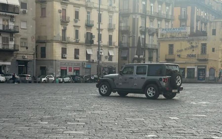 Piazza Mercato, una pattuglia dell’Esercito h24 per contrastare l’illegalità