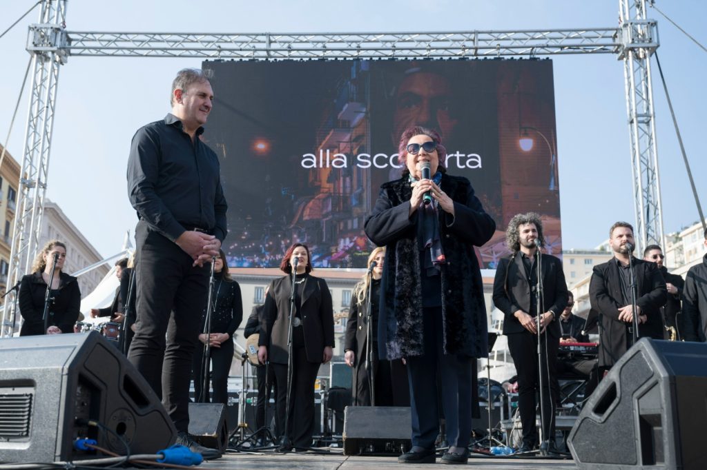 Napoli, in Piazza Municipio 3000 cittadini e turisti per il concerto del coro That’s Napoli Live Show