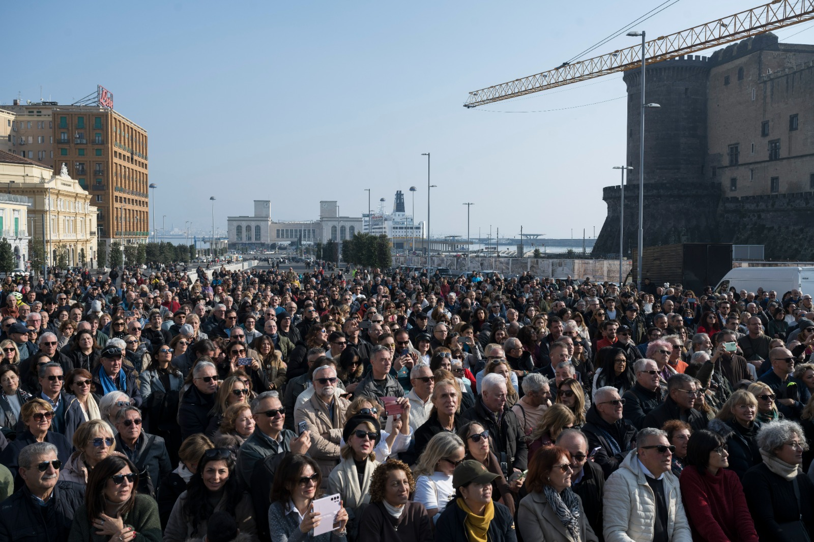 Napoli, in Piazza Municipio 3000 cittadini e turisti per il concerto del coro That’s Napoli Live Show