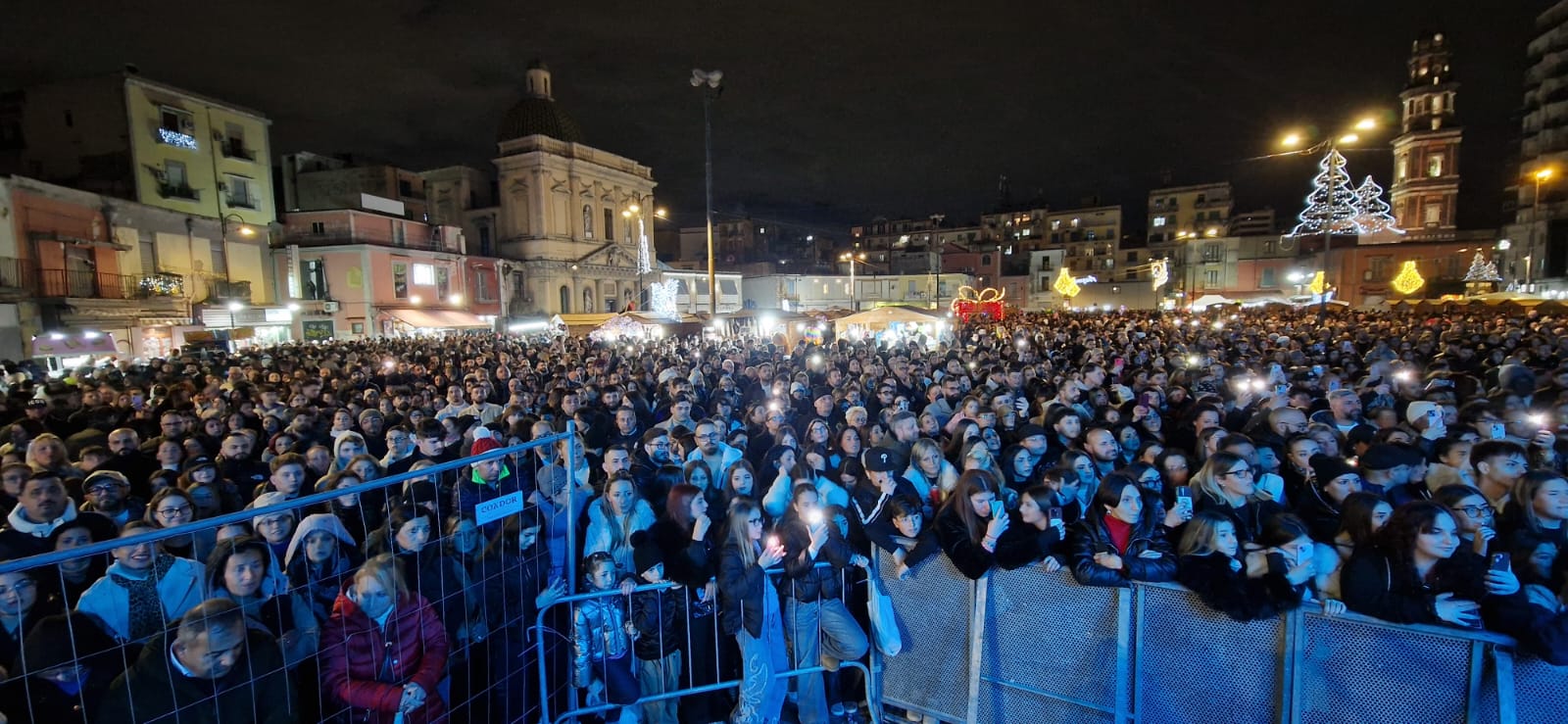 Epifania a Napoli, 50 mila persone in piazza Mercato per festeggiare la Befana