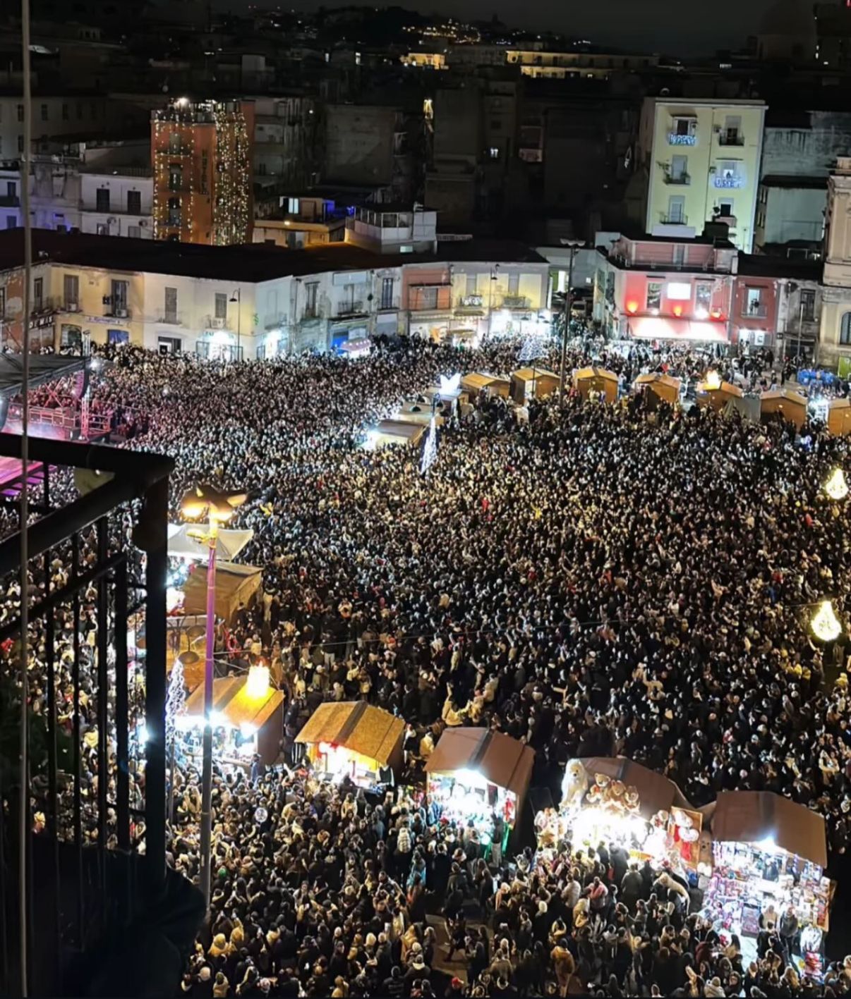 Epifania a Napoli, 50 mila persone in piazza Mercato per festeggiare la Befana