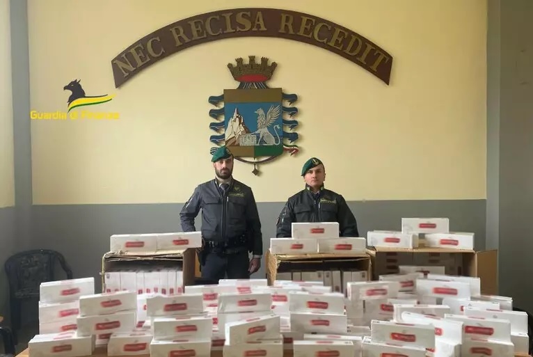 Piazza Garibaldi, sequestrati 50 chili di sigarette illegali