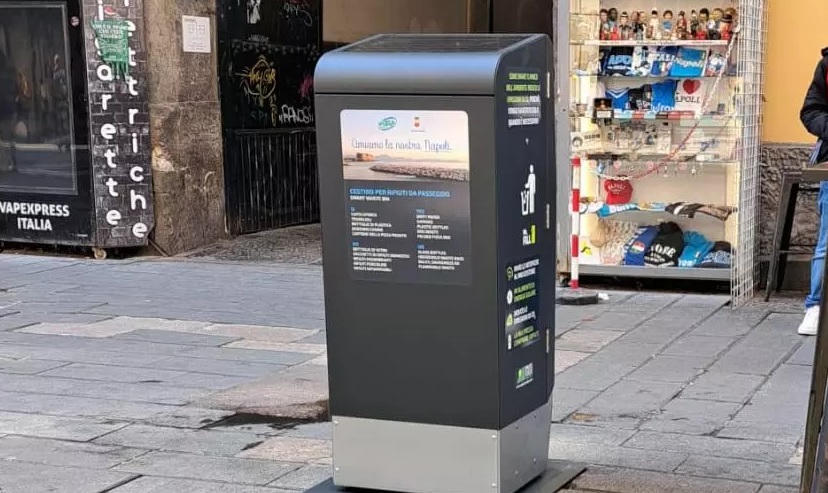 Via Toledo, arrivano 8 nuovi cestini ‘intelligenti’